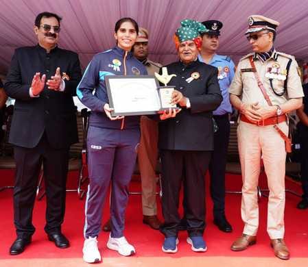 Governor honored young cricketer Aditi