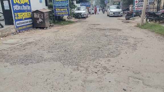 The main road of the civil hospital is dilapidated, drivers are facing problems