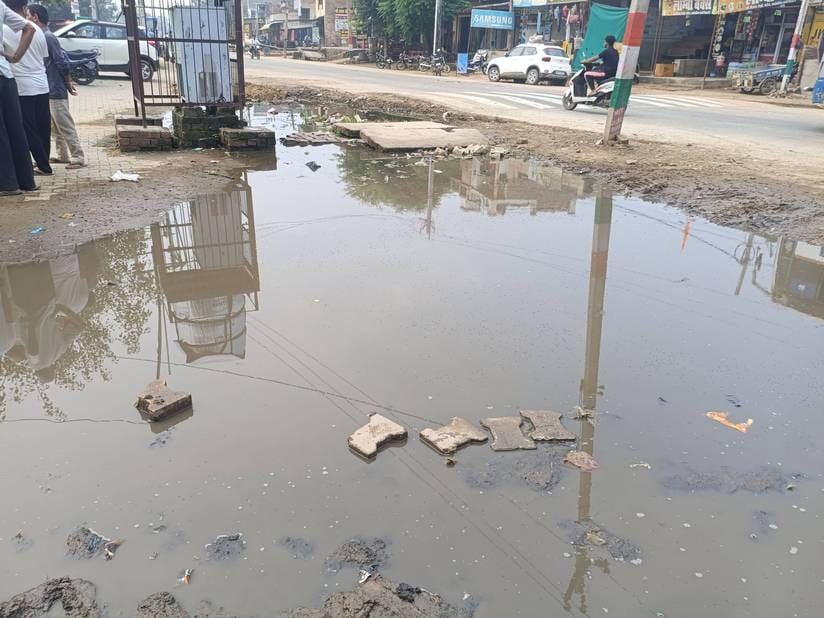 Villagers are troubled by waterlogging on the roadside in Saman