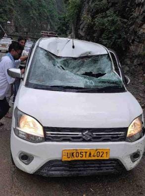 A boulder fell on a taxi like death, police extended a helping hand to save its life