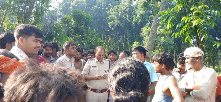 घटनास्थल पर मौजूद पुलिस और लोगों की भीड़