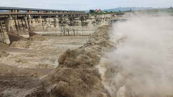 1,78,996 cusecs of water released from Hathinikund Barrage, Yamuna overflows, people in panic