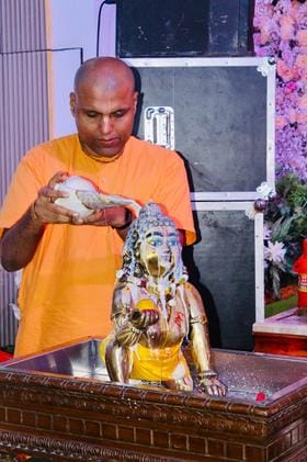 Devotees danced on Shri Krishna Govind Hare Murari, Hey Nath Narayan Vasudeva...