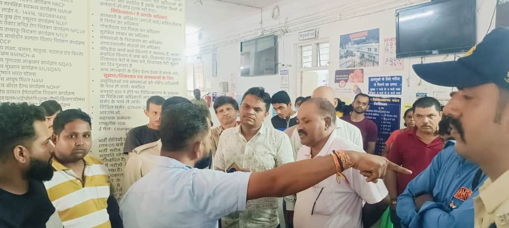 जिला चिकित्सालय में हंगामा करते परिजन।