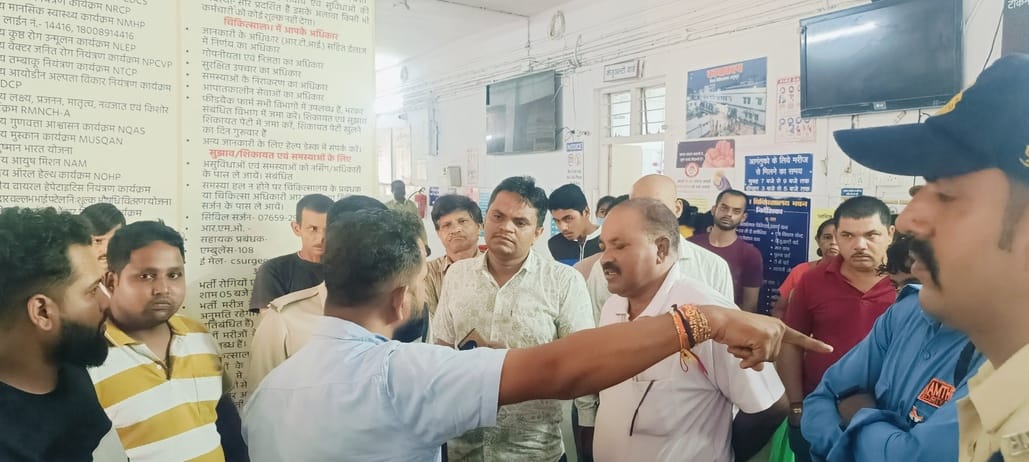 जिला चिकित्सालय में हंगामा करते परिजन।