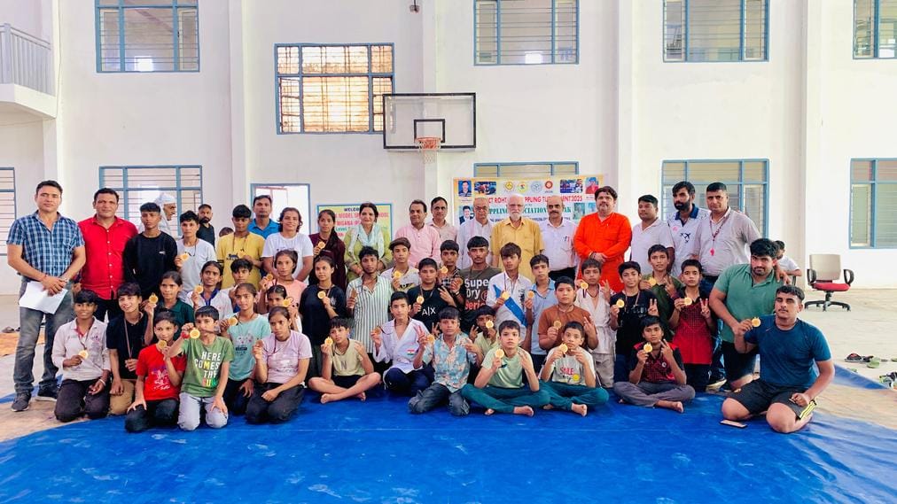 110 players participated in the district level grappling competition