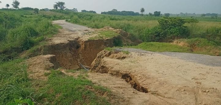 Jarifnagar-Tahirpur link road broken due to rain water flow