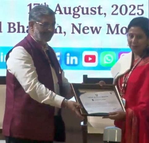 Kendriya Vidyalaya teacher Dr. Ritu Sharma received the Star Mentor Award