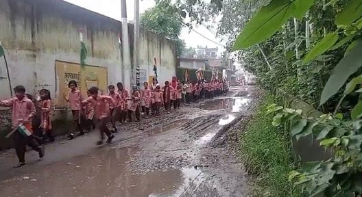 The rally took place on a muddy road, helplessness was visible along with patriotism