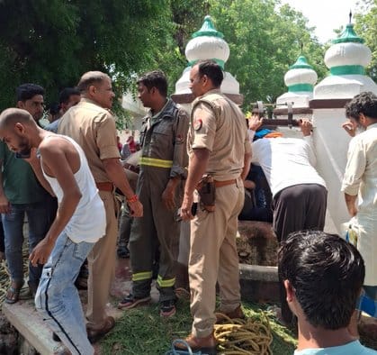 Brothers who went to take out a baby goat from the well fainted due to poisonous gas