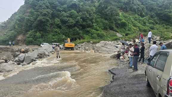 175 roads, 322 transformers closed in Mandi district
