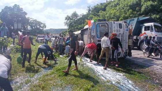 Tanker overturned in Markundi valley, crowd gathered to loot diesel
