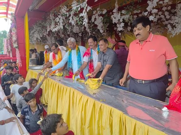 Thousands of devotees took prasad in the bhandaras