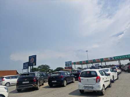 Selani returned after three days leave, there was a traffic jam