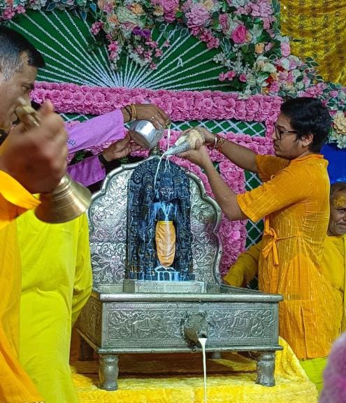 In the ancient Keshavdev temple, Thakurji was anointed with 251 kg of Panchamrit