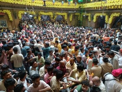 UP: बांकेबिहारी मंदिर में महिला सुरक्षा गार्ड और श्रद्धालुओं में मारपीट, तीन लोग घायल; जांच में जुटी पुलिस Delhi devotees beaten up in Bankebihari temple