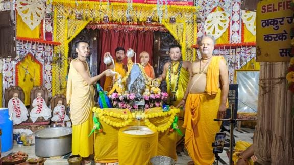 Radha Damodar Lal was anointed, 56 bhogs were also arranged