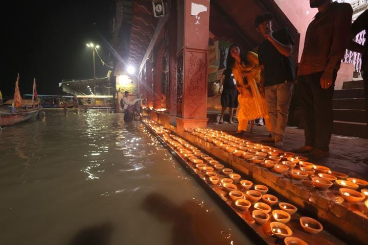 Yamuna banks glittered with Deepdaan
