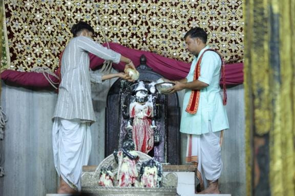 Thakur Dwarkadhish was anointed with Panchamrit