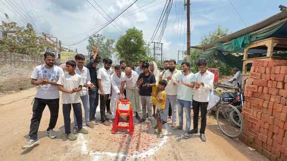 Cut a cake on the damaged Kajipura Middhi road