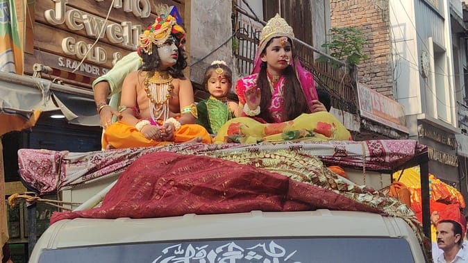 पुंछ में श्री कृष्ण जन्माष्टी की शोभायात्रा में भगवान की झांकी