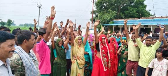 Protest against liquor shop