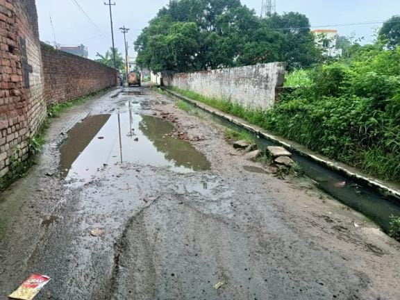Claims of Nagar Palika failed, drains remained incomplete, city residents are facing problems