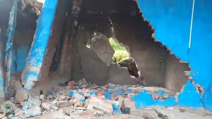 राजोरी के पंजनाड़ा गांव में जमीन धंसने के बाद मकान में आई दरार। संवाद