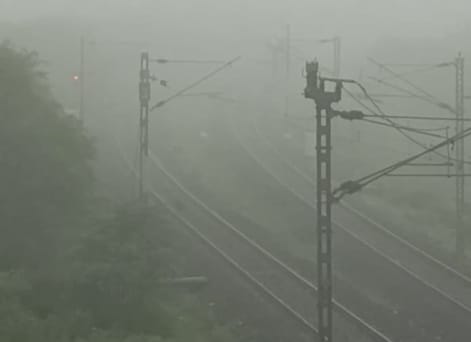 रविवार सुबह चारों ओर छा गया घना कोहरा।
