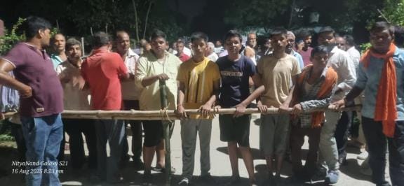 As soon as Krishna's body arrived, people got angry and blocked Turkpatti-Fazilnagar road
