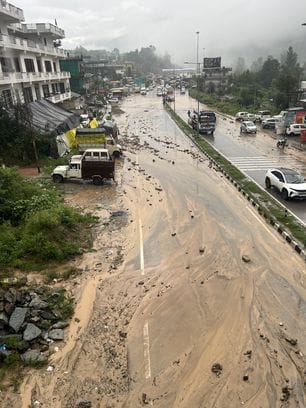 Passengers remained hungry and thirsty in vehicles throughout the day, waiting for the NH to open