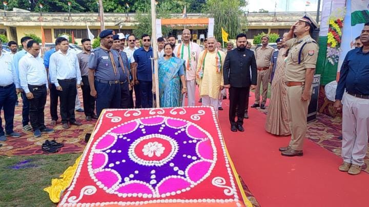 The oath to maintain unity and integrity was administered by hoisting the tricolor