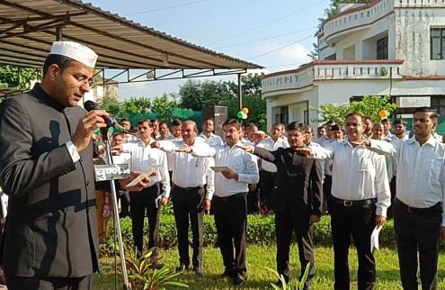 Gorakhpur News : Independence Day : Saluted the tricolor by hoisting the flag