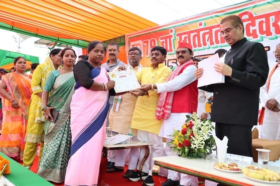 Songs of freedom echoed in Sonanchal, the tricolor was hoisted with pride