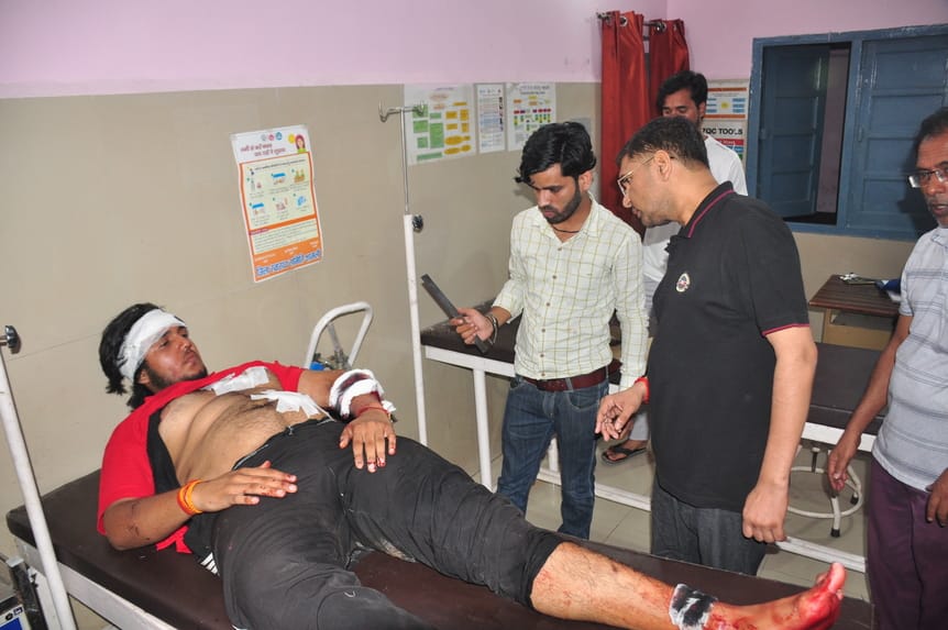 Two groups openly fought with knives in the middle of the city, two youths injured