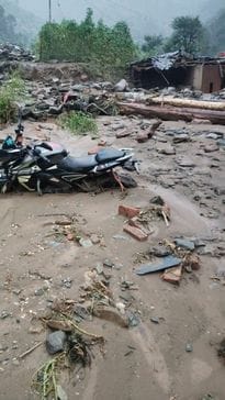 Landslides at many places from Pandoh to Aut on the highway, expected to be restored today