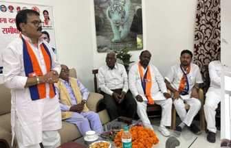 अपना दल पार्टी की बैठक