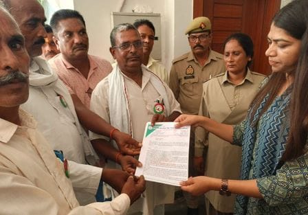 Farmers protest against the sale of Sugarcane Committee Arnikhana, submit memorandum