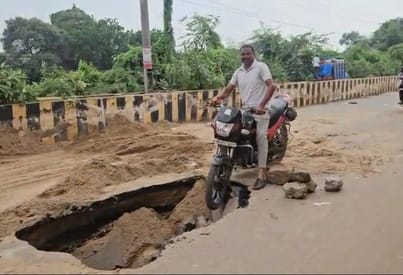 बीच सड़क पर अचानक हुआ छह फीट का गड्ढा