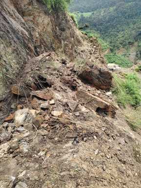 Bani-Basohli road remained closed for 3 hours due to landslide, passengers faced a lot of trouble