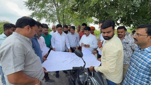 विकास कार्यों की जानकारी लेते विधायक।