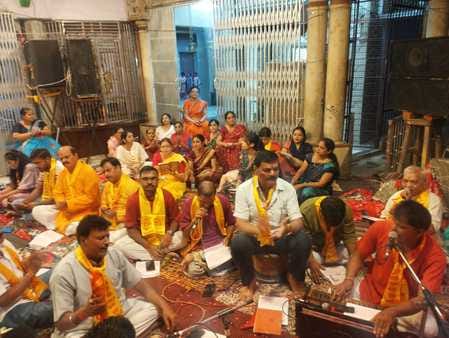 Devotees danced to the bhajan of Brij ki Chhori from Radhika Gori
