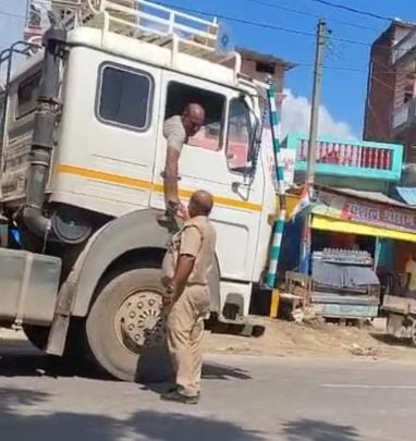 Siddharthnagar News: Despite the ban, heavy vehicles are being allowed to pass through the dilapidated bridge