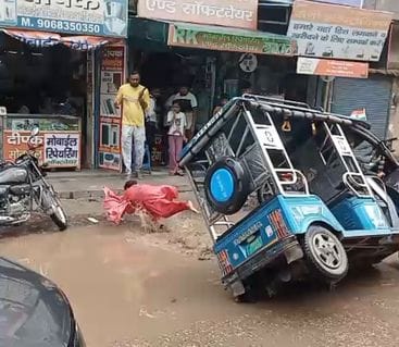 A woman fell into a ditch after her e-rickshaw overturned, people protested