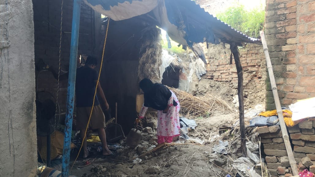 The roof of a kutcha house collapsed, the family narrowly escaped