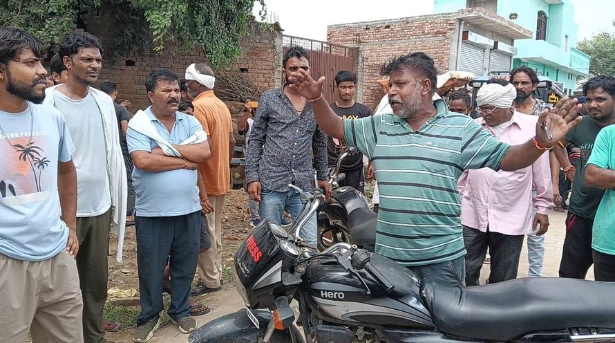 Youths who came to buy drugs in Valmiki Basti were caught and handed over to police