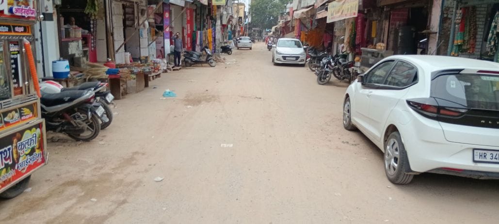 Road construction is in limbo, shopkeepers are troubled by dust and mud throughout the day