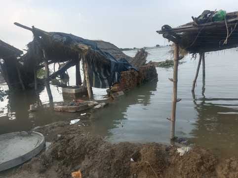 Ganga's water level decreased by three centimeters, migration continues