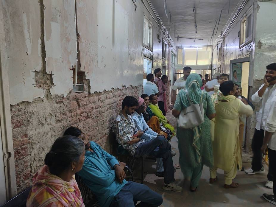 Patients in hospital are suffering from heat without fans, struggling for medicines
