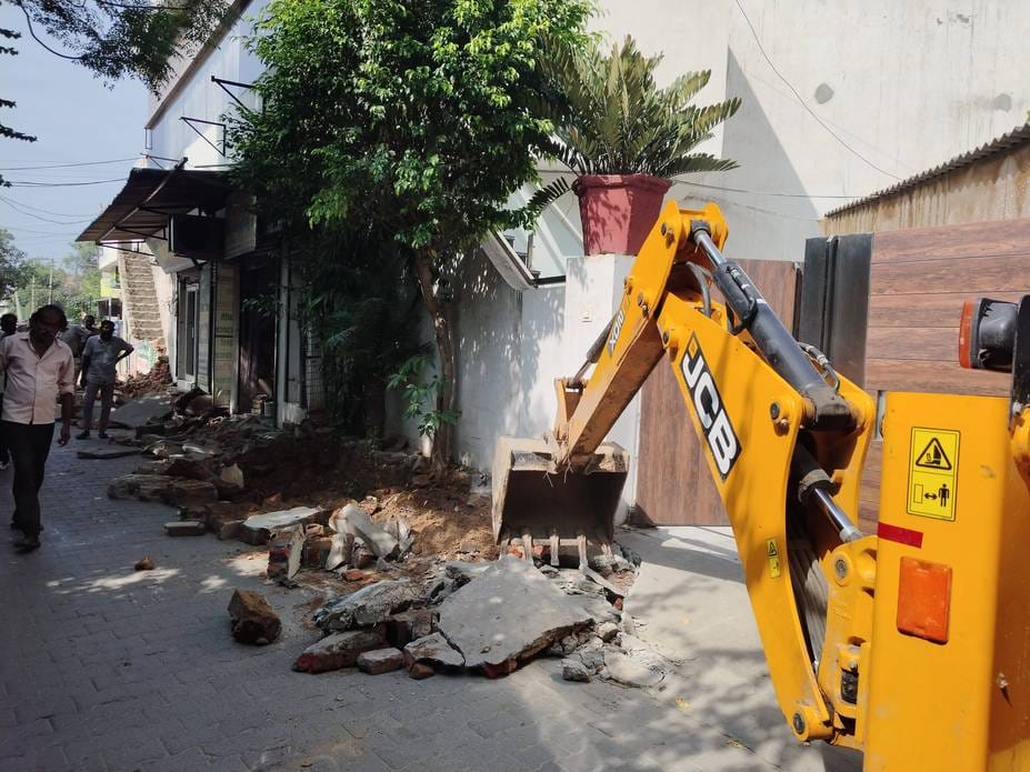 The ramp in front of the Congress National Secretary's house was broken, when the team moved ahead people came in front of the JCB